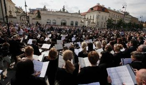 Πρωτότυπη διαμαρτυρία πραγματοποίησαν την Τρίτη οι εργαζόμενοι στην Οπερα της Βαρσοβίας ενάντια στη μείωση της κρατικής επιχορήγησης κατά 23,5%, κάτι που βάζει σε κίνδυνο την ίδια τη λειτουργία της. Η 70μελής ορχήστρα μπροστά από το υπουργείο Πολιτισμού παρουσίασε μια σειρά έργα σε εκατοντάδες περαστικούς