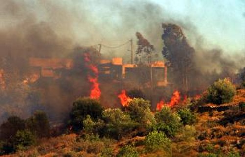 Η πυρκαγιά στο Ναύπλιο έχει προκαλέσει καταστροφές