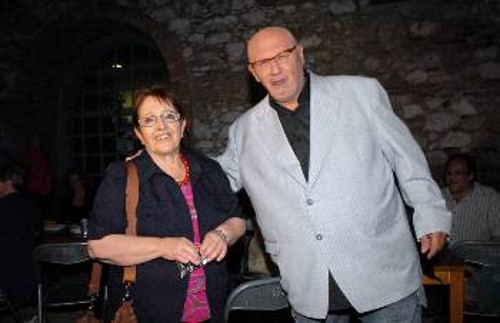 Η Α. Παπαρήγα και ο Λάκης Παπαδόπουλος πριν την έναρξη της χτεσινής συναυλίας