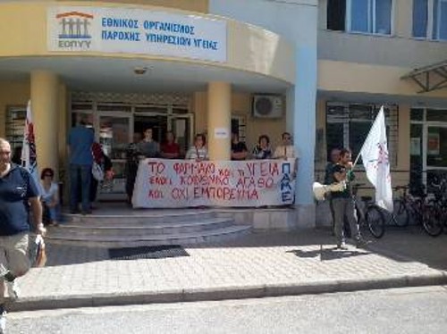 Η οργάνωση της λαϊκής παρέμβασης για να εξασφαλιστεί φάρμακο σε όλους είναι επιτακτική (φωτ. από πρόσφατη κινητοποίηση στην Πιερία)