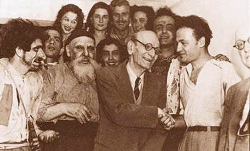 Ο Γρηγόρης Ξενόπουλος με τους Λάκη Σκέλα, Αιμίλιο Βεάκη και Νότη Περγιάλη, στην πρεμιέρα του έργου του τελευταίου, «Νυφιάτικο τραγούδι», στο θέατρο «Περοκέ»