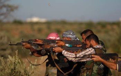 Ανδρες του λεγόμενου Ελεύθερου Συριακού Στρατού, που στηρίζουν ανοιχτά ή συγκεκαλυμμένα ιμπεριαλιστικές δυνάμεις, εκπαιδεύονται στα περίχωρα της πόλης Ιντλίπ στα βορειοδυτικά της χώρας