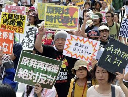 Διαδηλωτές διαμαρτύρονται για τις προσπάθειες επαναλειτουργίας δύο πυρηνικών σταθμών δίχως τη λήψη ολοκληρωμένων μέτρων εκσυγχρονισμού και θωράκισής τους...