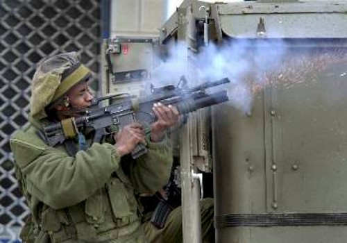 Πυροβολώντας άοπλους Παλαιστινίους