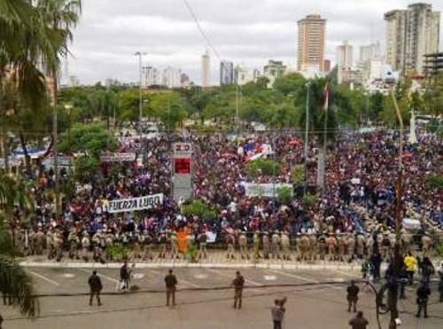 Από προχτεσινή διαδήλωση ενάντια στο πραξικόπημα στην πρωτεύουσα της Παραγουάης Ασουνσιόν