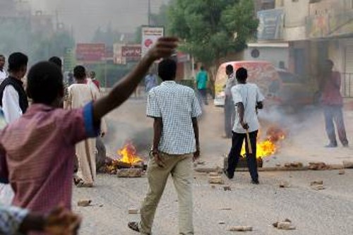 Σουδανοί διαδηλωτές στήνουν οδοφράγματα σε δρόμους της πρωτεύουσας, Χαρτούμ