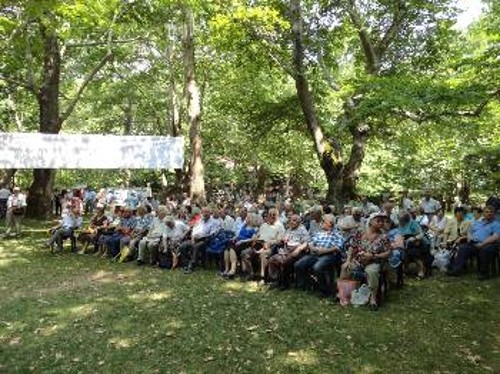 Πολλές εκατοντάδες αγωνιστών της ΕΑ και του ΔΣΕ και επαναπατρισμένοι πολιτικοί πρόσφυγες συμμετείχαν, την Κυριακή, στο «Αντάμωμα» που διοργάνωσε η ΠΕΑΕΑ-ΔΣΕ στη Νάουσα