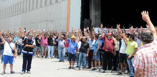 Οι χαλυβουργοί προχωρούν με βάση τις αποφάσεις που ενέκριναν ομόφωνα στη συνέλευση (φωτ.)