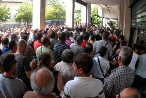 Εξω από το υπουργείο Εργασίας συγκεντρώθηκαν, χτες, οι εργάτες των ναυπηγείων