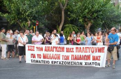 Οι απεργοί του «Χίλτον» απέναντι ακριβώς από την είσοδο προσωπικού του ξενοδοχείου