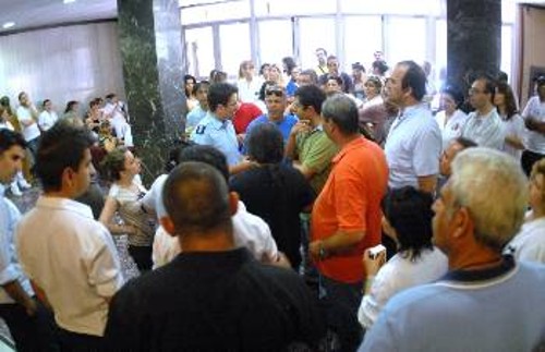 Η κυβέρνηση έστειλε την αστυνομία να υποδεχτεί τους εργαζόμενους