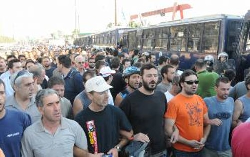 Πλημμύρισε ο τόπος έξω από το εργοστάσιο από εργαζόμενους που κατέφθαναν από παντού για να υπερασπίσουν τους απεργούς