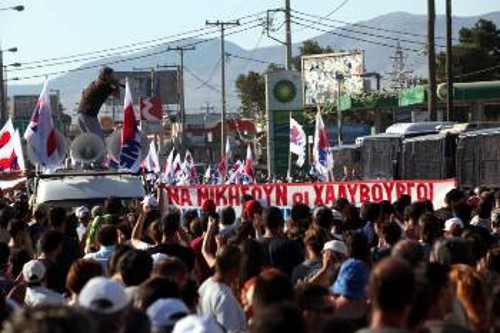 Από συγκέντρωση αλληλεγγύης στους απεργούς της «Ελληνικής Χαλυβουργίας», τον Ιούλη του 2012