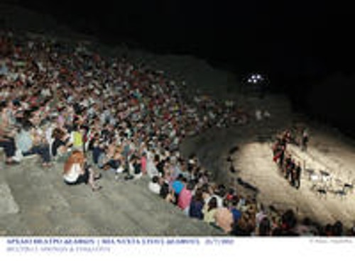Από την υπόκλιση των καλλιτεχνών στο κοινό της εκδήλωσης