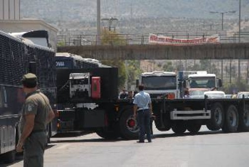 Η Εθνική Οδός Αθηνών - Κορίνθου κλείνει εκ νέου προκειμένου να εξυπηρετηθούν τα φορτηγά του Μάνεση για να κινηθούν στο αντίθετο ρεύμα. Στον αντίποδα, χιλιάδες οδηγοί παραμένουν καθηλωμένοι στο οδόστρωμα μέχρι να ολοκληρωθεί η διαδικασία