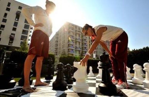 Πρόσφατη φωτό από το Ολυμπιακό χωριό του Λονδίνου, όπου οι Ουγγαρέζες κολυμβήτριες Ντορίνα Σέκερες και Εστέρ Ποβασζάι παίζουν σκάκι σε σκακιέρα δαπέδου
