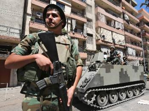Τανκς του λιβανικού στρατού στην Τρίπολη όπου συγκρούονται ένοπλοι υποστηρικτές της συριακής αντιπολίτευσης (σουνίτες) με υποστηρικτές της συριακής ηγεσίας (αλαουίτες)