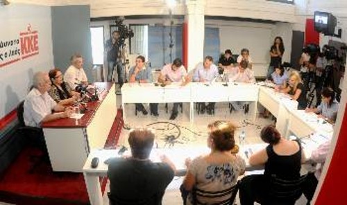 Στιγμιότυπο από τη χτεσινή συνέντευξη Τύπου