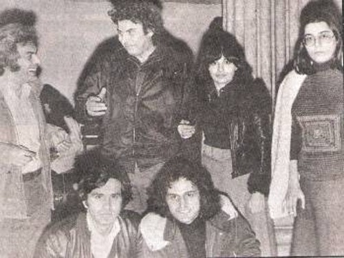 Ο Μάνος Λοΐζος με τους Μίκη Θεοδωράκη, Χαρούλα Αλεξίου, Μαρία Φαραντούρη, Γιώργο Νταλάρα και Βασίλη Παπακωνσταντίνου