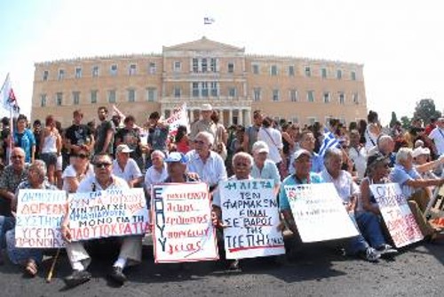 Εξω από τη Βουλή