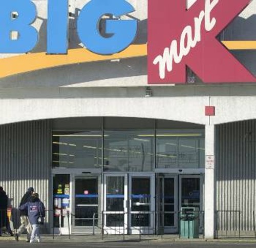 Είσοδος των μεγαλοκαταστημάτων KMART