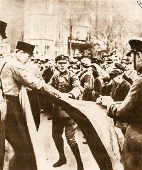 Ναζί σχίζουν τη γερμανική σημαία