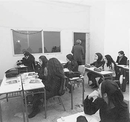 Το παράθυρο που φαίνεται στη φωτογραφία«βλέπει» στο διάδρομο και φυσικά η «αίθουσα μαθήματος» δεν αερίζεται από πουθενά