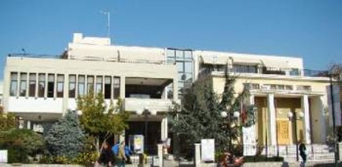 Αποψη του κτιρίου του Δημοτικού Ωδείου Λάρισας (εκτός από αίθουσες διδασκαλίας, διαθέτει και μεγάλη αίθουσα συναυλιών), δημιούργημα, στη δεκαετία του 1980, του κομμουνιστή δημάρχου Αριστείδη Λαμπρούλη