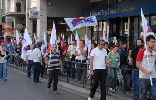 Με αγωνιστικές παρεμβάσεις, το περασμένο Σάββατο (φωτ. στο κέντρο της Αθήνας), μοιράστηκε πλατιά το απεργιακό κάλεσμα
