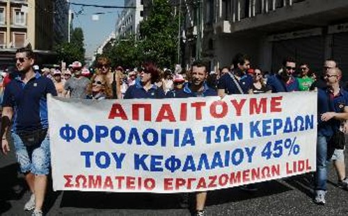 Το νέο φορολογικό τσακίζει μισθωτούς, αυτοαπασχολούμενους και μικρούς αγρότες, δίνοντας νέα αβάντα στο κεφάλαιο και τα κέρδη του