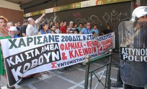 Τα ΜΑΤ έστειλε η κυβέρνηση για να «προστατεύσουν» τους τροϊκανούς από τις διαμαρτυρίες των αναπήρων και των συνταξιούχων