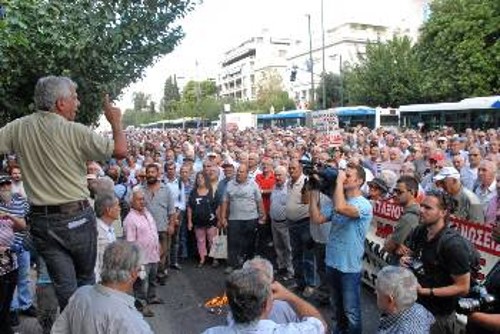 Οι συνταξιούχοι έξω από τα γραφεία της ΕΕ