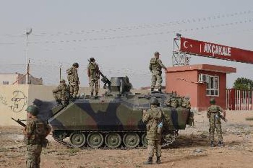 Ο τουρκικός στρατός ενισχύει την παρουσία του στα σύνορα με τη Συρία