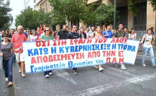 Η επιτυχία της απεργίας απαιτεί αποκάλυψη όλων των εκβιασμών που προβάλλουν η μεγαλοεργοδοσία και οι υπηρέτες της (φωτ. από τις κινητοποιήσεις που έγιναν στις 9 Οκτώβρη)