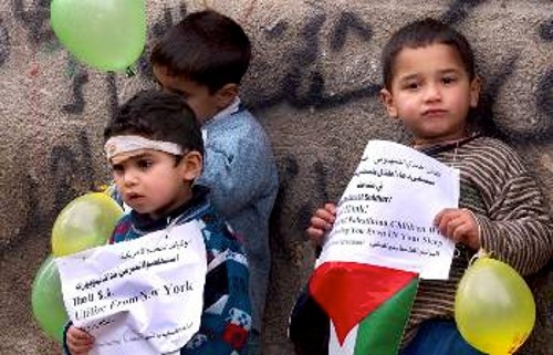Παιδιά Παλαιστίνιων προσφύγων συμμετέχουν σε αντιαμερικανική διαδήλωση