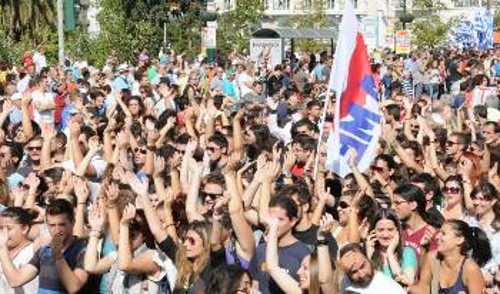 Τα νέα μέτρα θα κάνουν «κόλαση» ειδικά τη ζωή της νέας γενιάς (φωτ. από την απεργία στις 18/10)