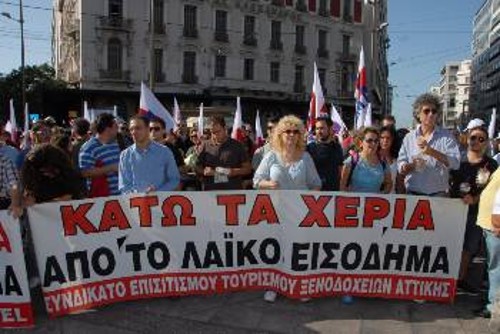 Χιλιάδες εργαζόμενοι συγκρότησαν μαζικά εργατικά μπλοκ με τα συνδικάτα τους