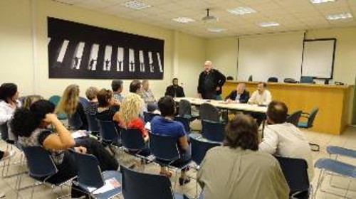 Στιγμιότυπο από τη συζήτηση με τους εργαζόμενους