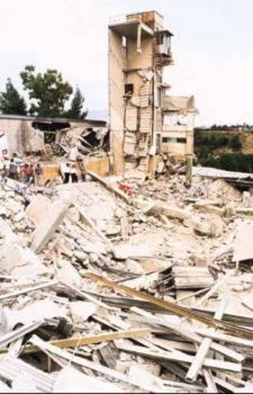 Στο έλεος του Εγκέλαδου είναι οι περισσότεροι από τους εργασιακούς χώρους της χώρας. Χαρακτηριστικός ο τραγικός απολογισμός του σεισμού της Αθήνας (φωτ. από τα ερείπια της ΡΙΚΟΜΕΞ)
