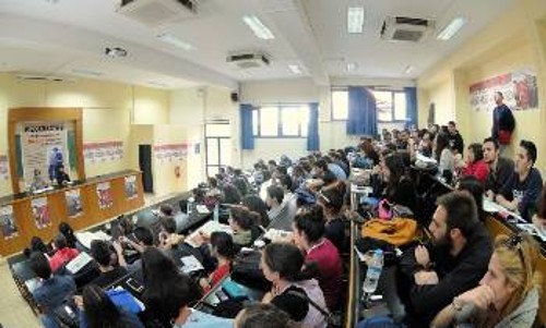 Στιγμιότυπο από το αφιέρωμα στον Κομματικό Τύπο που οργάνωσε η ΚΝΕ στο ΤΕΙ Αθήνας