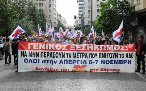 Κανείς να μη λείψει από την απεργία και τη μάχη για την επιτυχία της! (φωτ. χτες, στην Αθήνα)