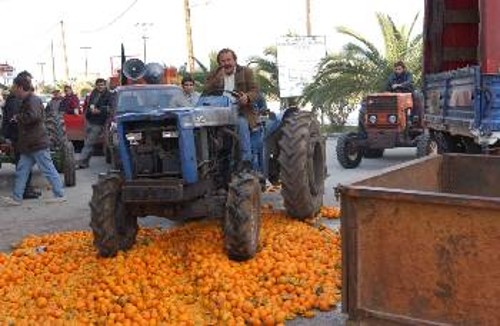 Αγρότες από την Αργολίδα διαμαρτύρονται για την τύχη που επιφυλάσσει η κυβέρνηση στην παραγωγή τους