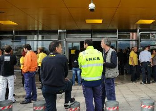 Ο ιδιοκτήτης της ΙΚΕΑ φιγουράρει στην πέμπτη θέση της λίστας με τους πιο πλούσιους επιχειρηματίες παγκόσμια και την ίδια ώρα μειώνει μισθούς και απολύει εργαζόμενους στα καταστήματά του και στην Ελλάδα