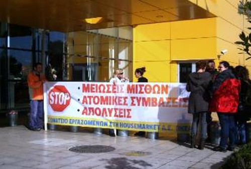 Αυτό θα πει σύγχρονη πολυεθνική. Να τσακίζεις και να ποδοπατάς τους ανθρώπους που έχεις στη δούλεψή σου και να διαφημίζεις ...φιλανθρωπικές δράσεις για να κερδίσεις κάποια θέση στον ενδομονοπωλιακό ανταγωνισμό του πιο ευαίσθητου αφεντικού