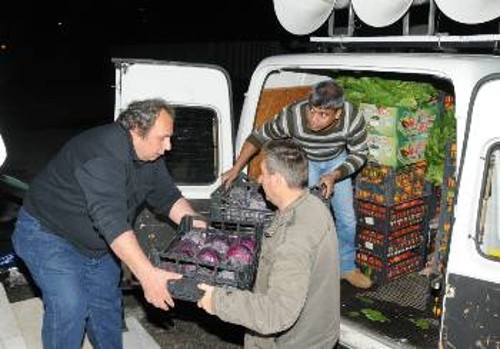 Τα τρόφιμα ξεφορτώνονται για να παραδοθούν στους εργάτες