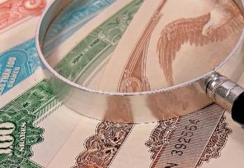 Ταυτόχρονα με την προσπάθεια διαχείρισης του ελληνικού χρέους, κυβέρνηση και τρόικα καλλιεργούν το έδαφος για τα επόμενα αντιλαϊκά πακέτα