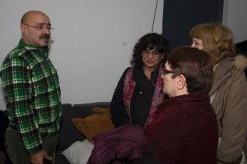 Ο Ν. Μαστοράκης δέχεται τα συγχαρητήρια για την παράσταση από την ΓΓ της ΚΕ του ΚΚΕ, Αλέκα Παπαρήγα και αντιπροσωπεία του Κόμματος