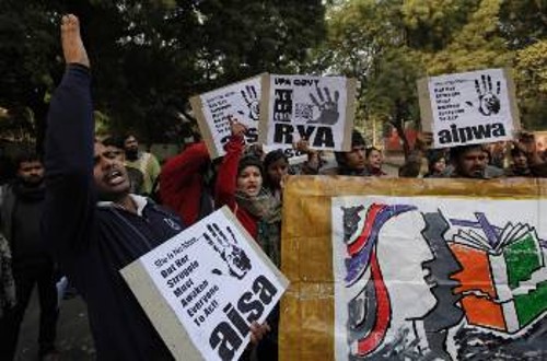 Από τις εκδηλώσεις διαμαρτυρίας της Ινδικής Φοιτητικής Ενωσης ενάντια στην ατιμωρησία για τους βιασμούς γυναικών