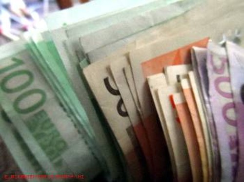 Σύμφωνα με δημοσιεύματα στον Τύπο, η Ευρωζώνη επεξεργάζεται σενάρια για έξοδο της Κύπρου από το κοινό νόμισμα, αυξάνοντας την πίεση στον κυπριακό λαό