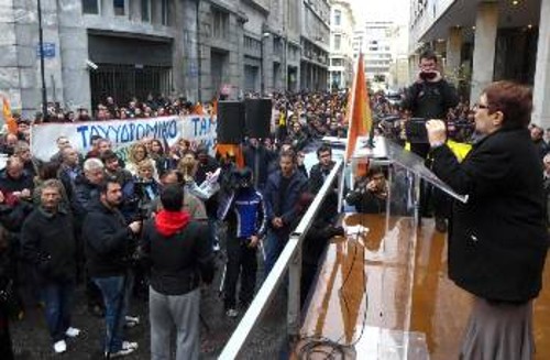 Στο βήμα της απεργιακής συγκέντρωσης η Αλέκα Παπαρήγα